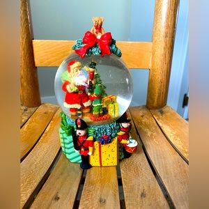 Avon 2001 Holiday Novelty Snow Globe Santa Presents Christmas Tree 🎄